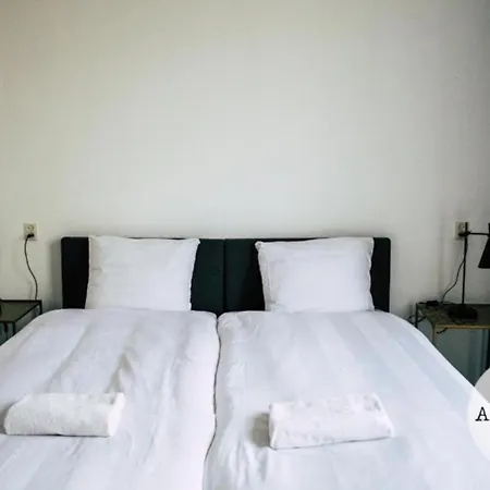 Rembrandt Square Otel *